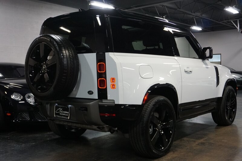 Land Rover Defender 90 X-Dynamic HSE Vehicle Full-screen Gallery Image 13