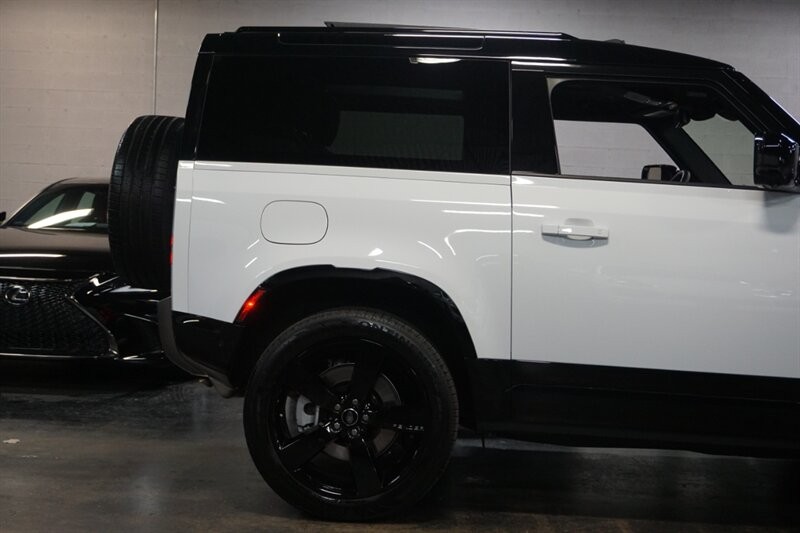 Land Rover Defender 90 X-Dynamic HSE Vehicle Full-screen Gallery Image 14