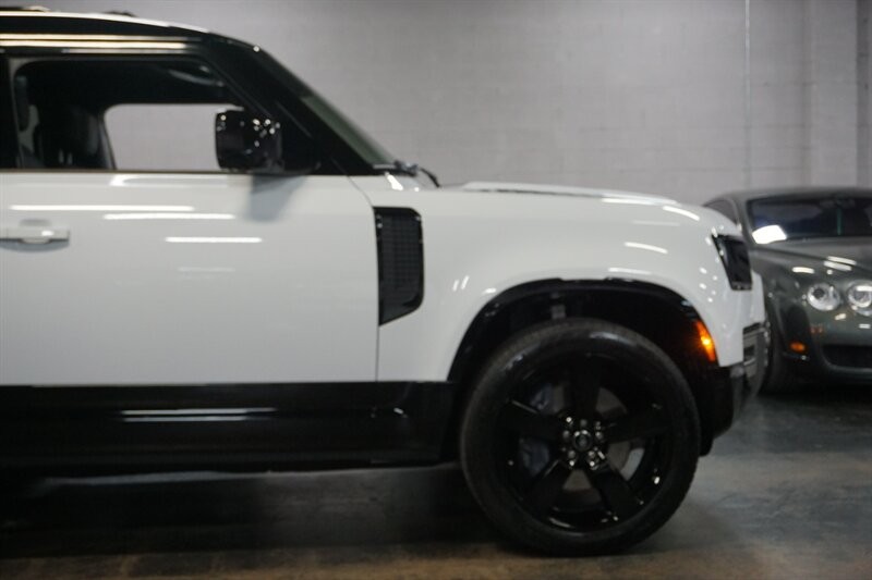 Land Rover Defender 90 X-Dynamic HSE Vehicle Full-screen Gallery Image 15