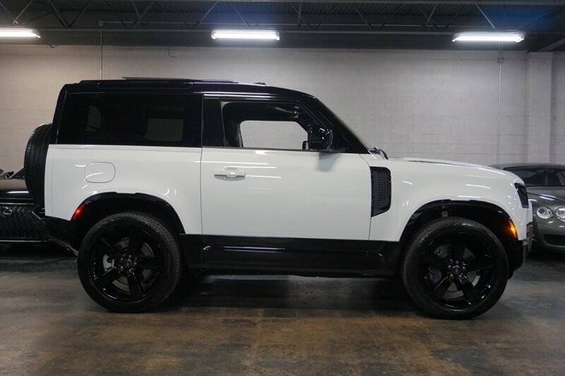 Land Rover Defender 90 X-Dynamic HSE Vehicle Full-screen Gallery Image 16