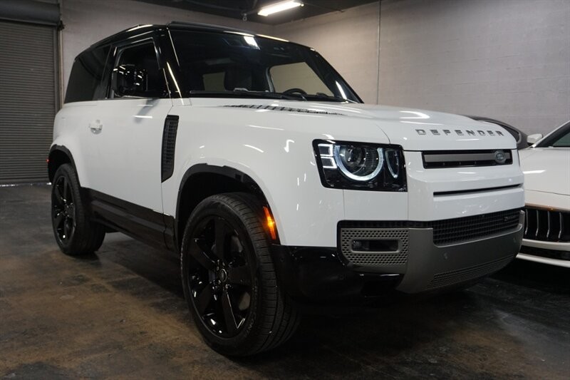 Land Rover Defender 90 X-Dynamic HSE Vehicle Full-screen Gallery Image 17