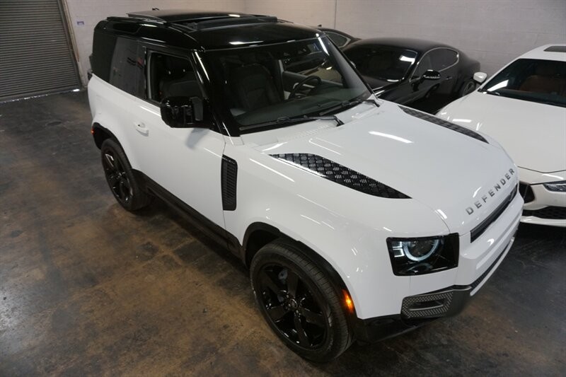 Land Rover Defender 90 X-Dynamic HSE Vehicle Full-screen Gallery Image 18