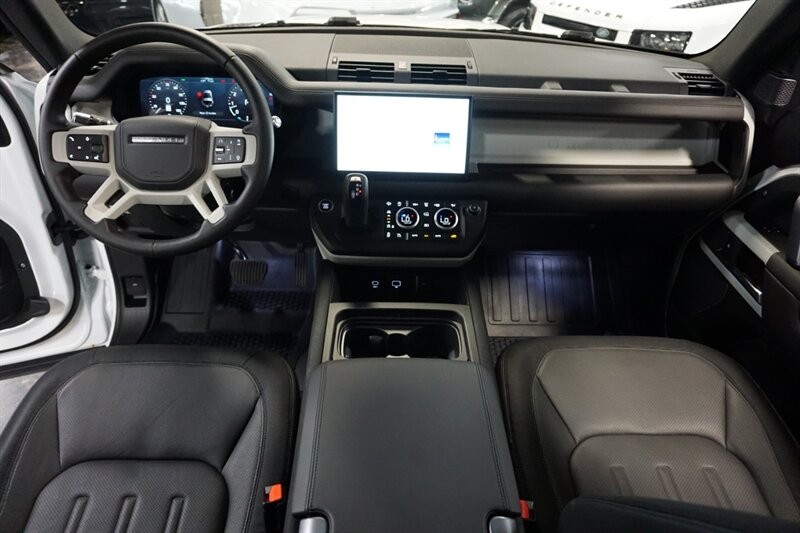 Land Rover Defender 90 X-Dynamic HSE Vehicle Full-screen Gallery Image 19