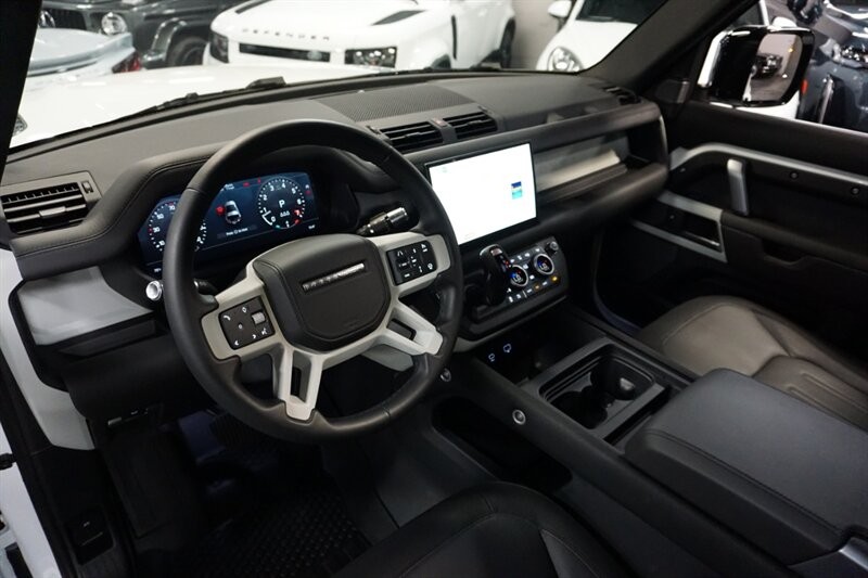 Land Rover Defender 90 X-Dynamic HSE Vehicle Full-screen Gallery Image 20