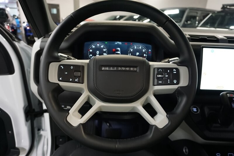 Land Rover Defender 90 X-Dynamic HSE Vehicle Full-screen Gallery Image 21