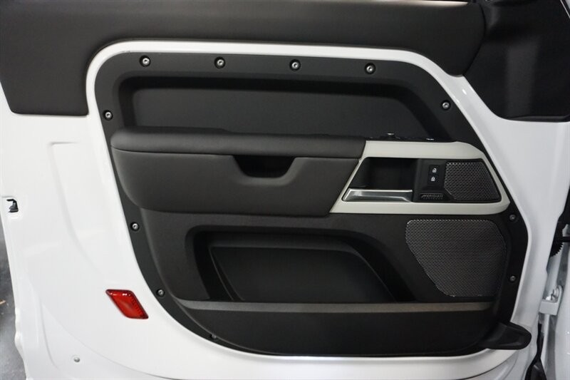 Land Rover Defender 90 X-Dynamic HSE Vehicle Full-screen Gallery Image 22