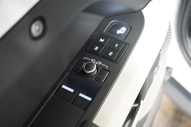 Land Rover Defender 90 X-Dynamic HSE Vehicle Full-screen Gallery Image 23