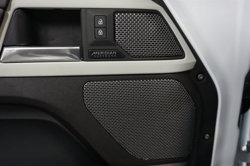 Land Rover Defender 90 X-Dynamic HSE Vehicle Full-screen Gallery Image 24