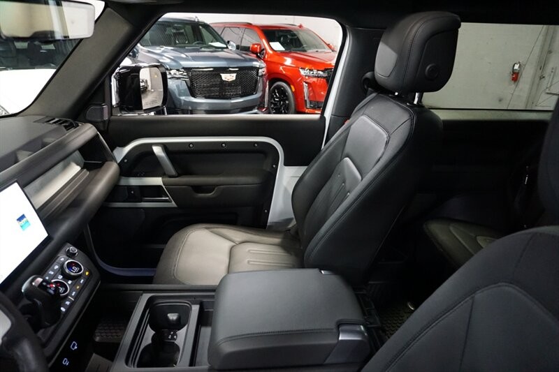 Land Rover Defender 90 X-Dynamic HSE Vehicle Full-screen Gallery Image 25