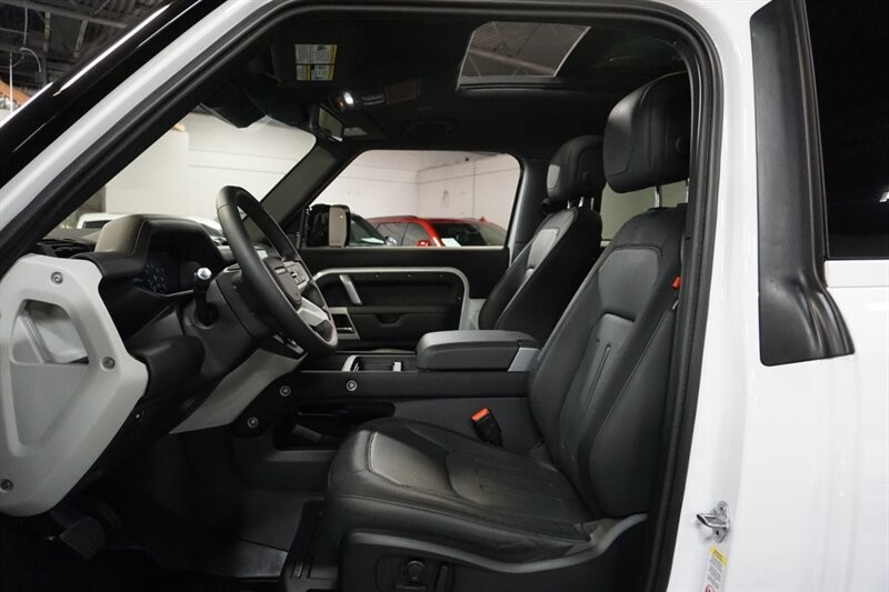 Land Rover Defender 90 X-Dynamic HSE Vehicle Full-screen Gallery Image 26