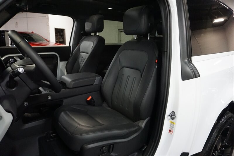 Land Rover Defender 90 X-Dynamic HSE Vehicle Full-screen Gallery Image 27