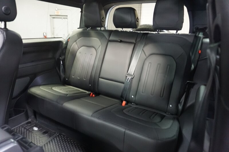 Land Rover Defender 90 X-Dynamic HSE Vehicle Full-screen Gallery Image 28