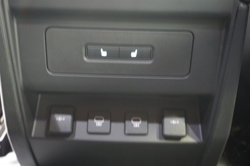 Land Rover Defender 90 X-Dynamic HSE Vehicle Full-screen Gallery Image 29