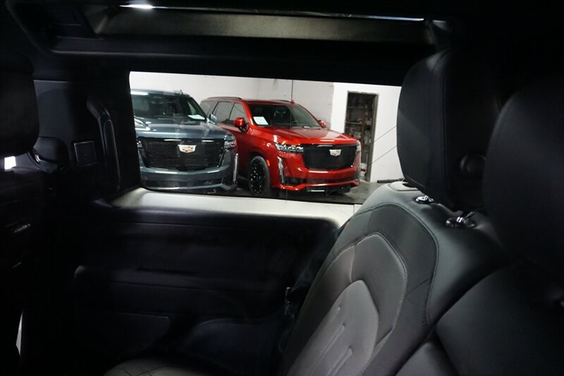 Land Rover Defender 90 X-Dynamic HSE Vehicle Full-screen Gallery Image 30