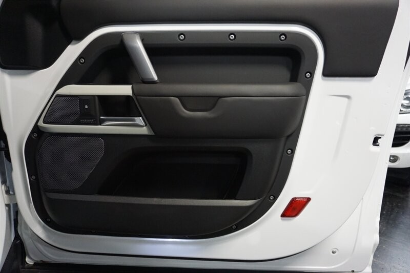 Land Rover Defender 90 X-Dynamic HSE Vehicle Full-screen Gallery Image 31