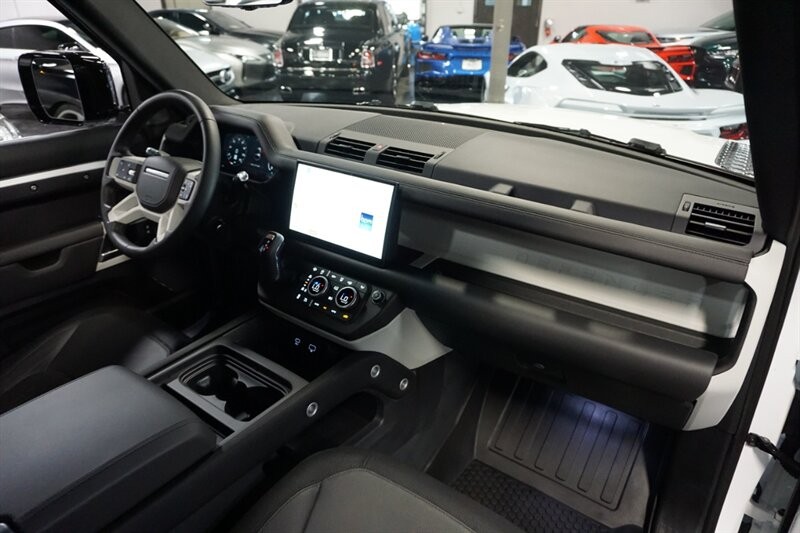 Land Rover Defender 90 X-Dynamic HSE Vehicle Full-screen Gallery Image 32