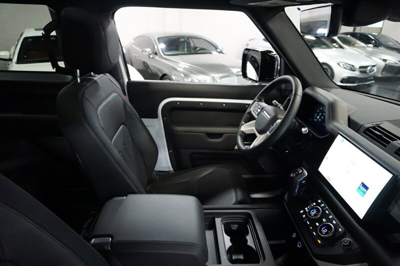 Land Rover Defender 90 X-Dynamic HSE Vehicle Full-screen Gallery Image 33