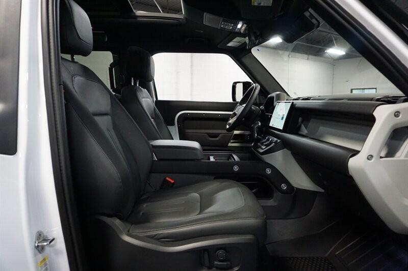 Land Rover Defender 90 X-Dynamic HSE Vehicle Full-screen Gallery Image 34