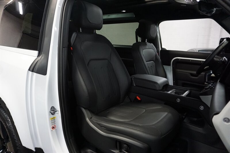 Land Rover Defender 90 X-Dynamic HSE Vehicle Full-screen Gallery Image 35