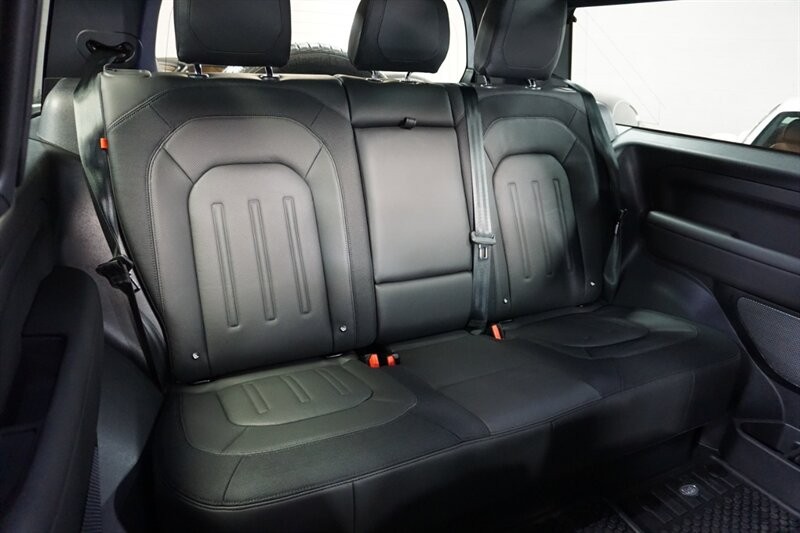 Land Rover Defender 90 X-Dynamic HSE Vehicle Full-screen Gallery Image 36