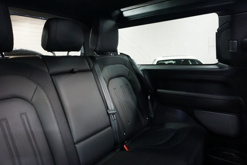 Land Rover Defender 90 X-Dynamic HSE Vehicle Full-screen Gallery Image 37