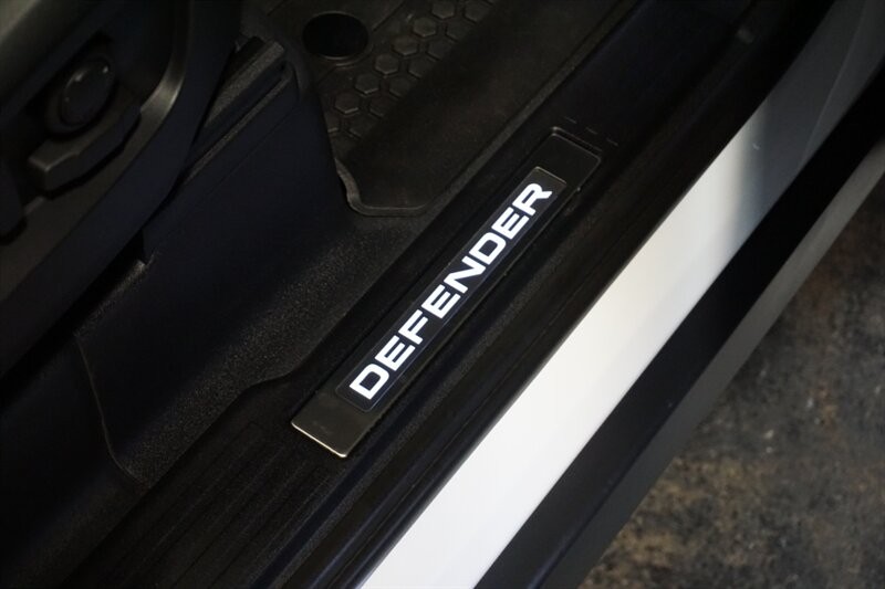 Land Rover Defender 90 X-Dynamic HSE Vehicle Full-screen Gallery Image 38