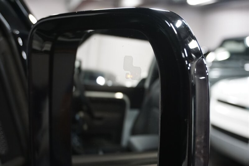 Land Rover Defender 90 X-Dynamic HSE Vehicle Full-screen Gallery Image 39