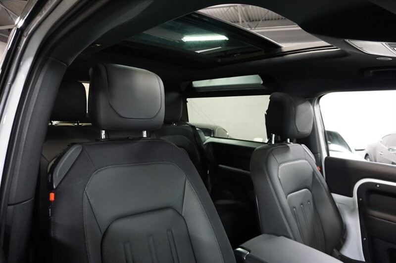 Land Rover Defender 90 X-Dynamic HSE Vehicle Full-screen Gallery Image 40