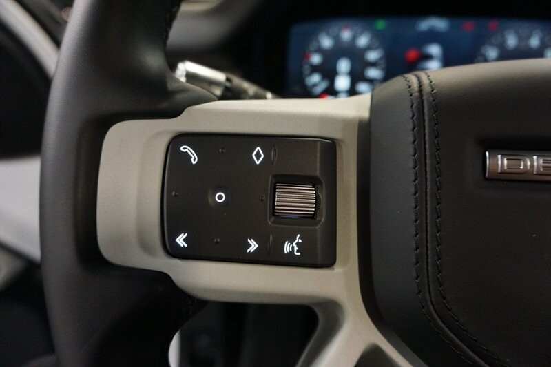 Land Rover Defender 90 X-Dynamic HSE Vehicle Full-screen Gallery Image 41