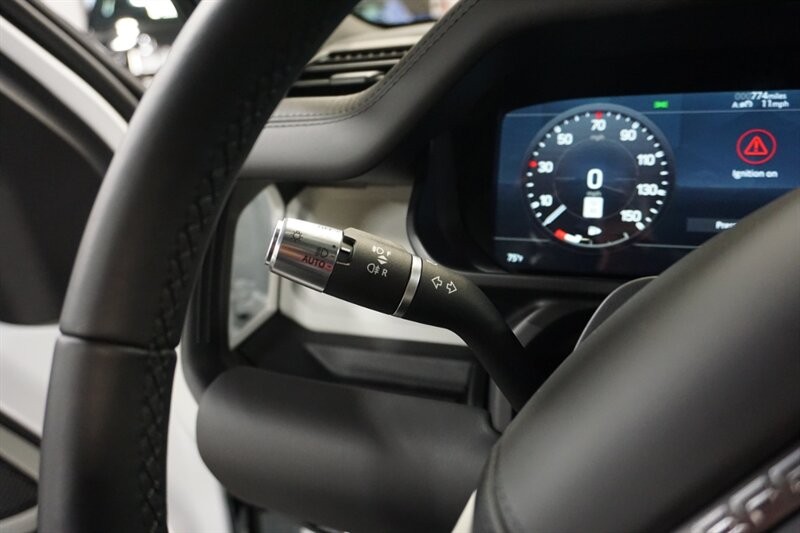 Land Rover Defender 90 X-Dynamic HSE Vehicle Full-screen Gallery Image 43