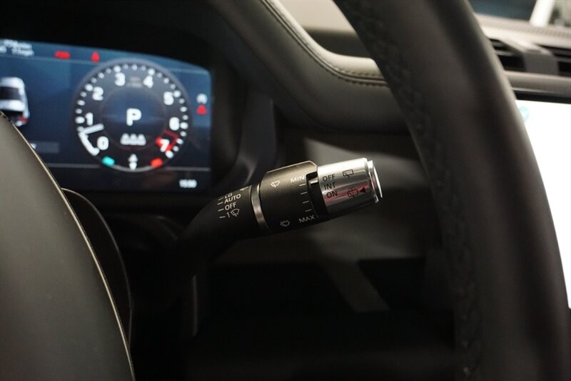 Land Rover Defender 90 X-Dynamic HSE Vehicle Full-screen Gallery Image 44