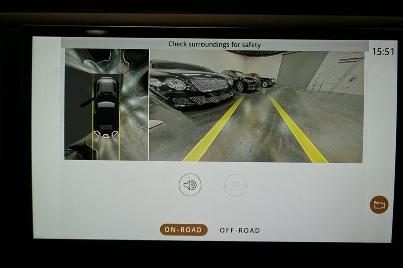 Land Rover Defender 90 X-Dynamic HSE Vehicle Full-screen Gallery Image 49