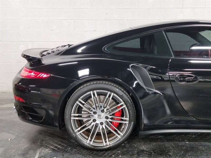 Porsche 911 Turbo Vehicle Full-screen Gallery Image 12