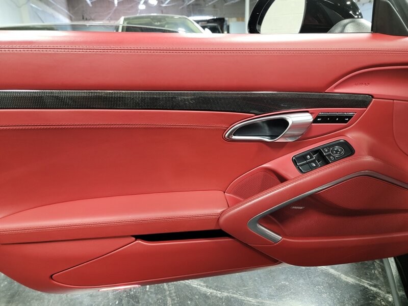 Porsche 911 Turbo Vehicle Full-screen Gallery Image 17