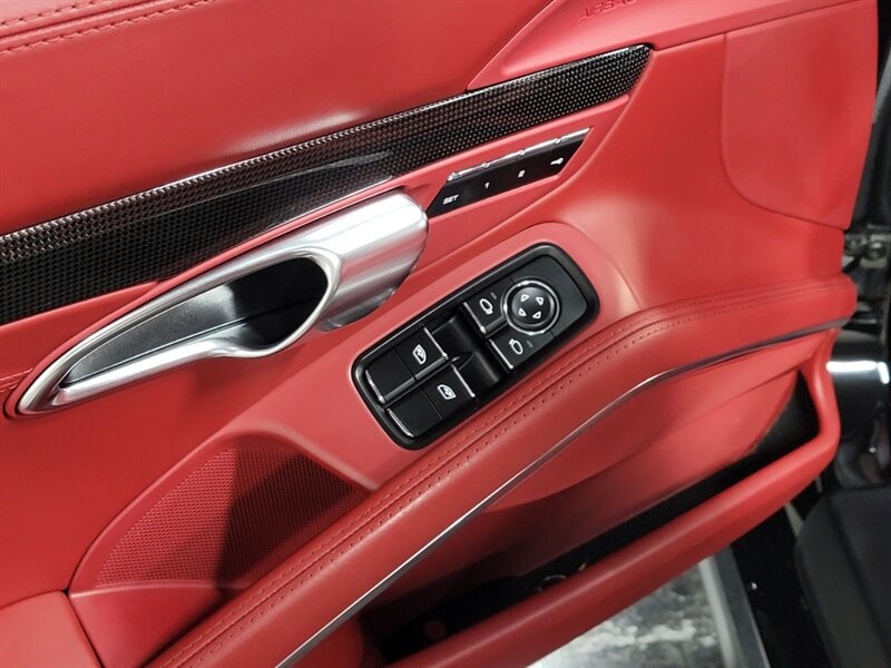 Porsche 911 Turbo Vehicle Full-screen Gallery Image 18