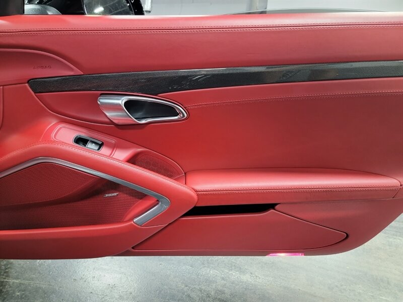 Porsche 911 Turbo Vehicle Full-screen Gallery Image 23