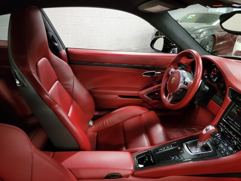 Porsche 911 Turbo Vehicle Full-screen Gallery Image 24