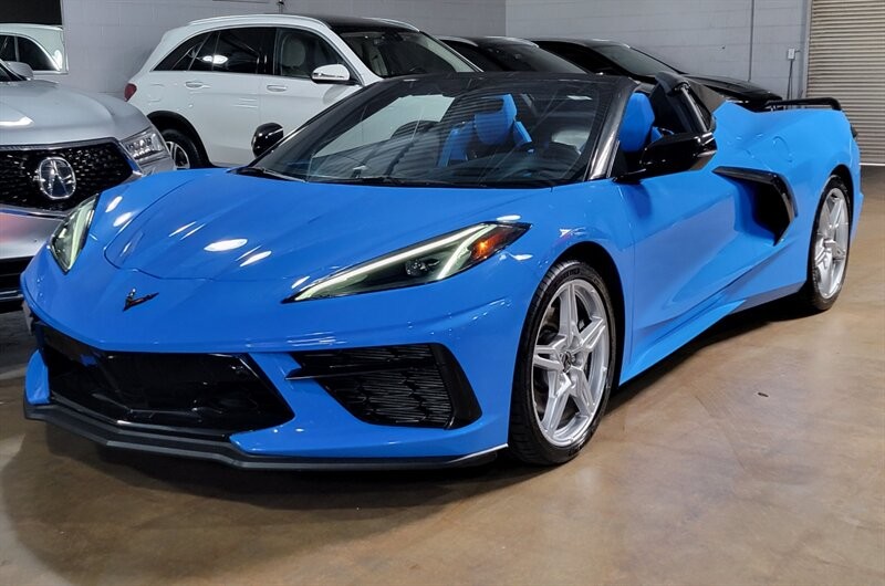 Chevrolet CORVETTE Stingray 3LT Vehicle Full-screen Gallery Image 02