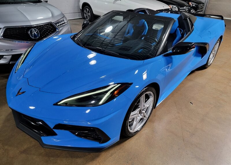 Chevrolet CORVETTE Stingray 3LT Vehicle Full-screen Gallery Image 03