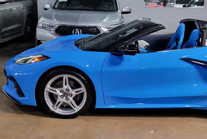 Chevrolet CORVETTE Stingray 3LT Vehicle Full-screen Gallery Image 04