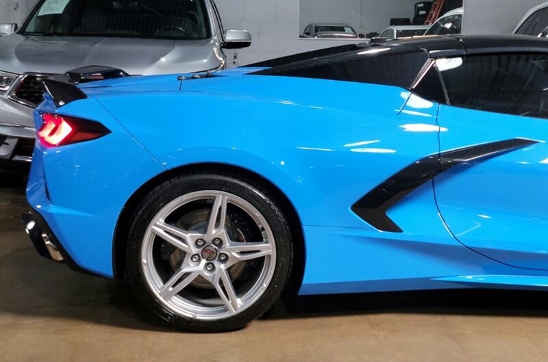 Chevrolet CORVETTE Stingray 3LT Vehicle Full-screen Gallery Image 11