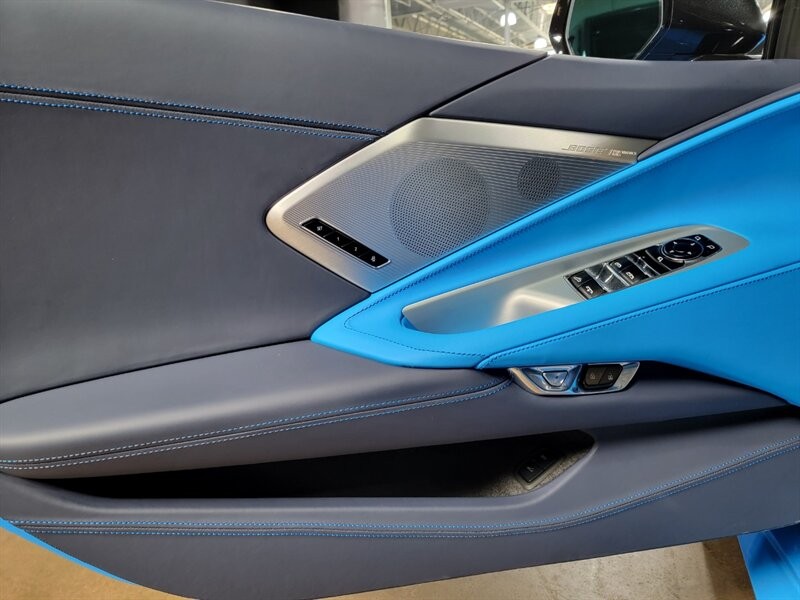 Chevrolet CORVETTE Stingray 3LT Vehicle Full-screen Gallery Image 16