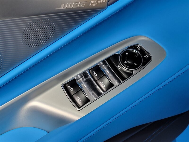 Chevrolet CORVETTE Stingray 3LT Vehicle Full-screen Gallery Image 17