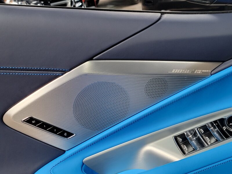 Chevrolet CORVETTE Stingray 3LT Vehicle Full-screen Gallery Image 18