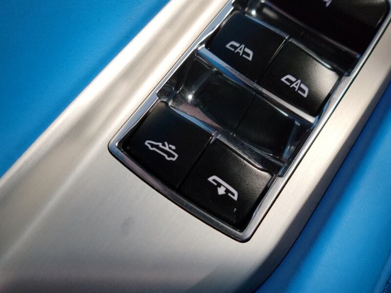 Chevrolet CORVETTE Stingray 3LT Vehicle Full-screen Gallery Image 19