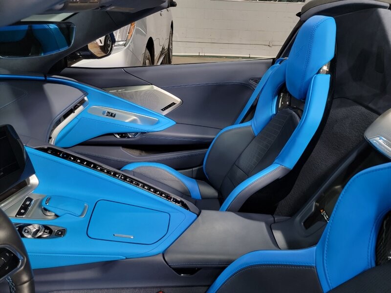 Chevrolet CORVETTE Stingray 3LT Vehicle Full-screen Gallery Image 21