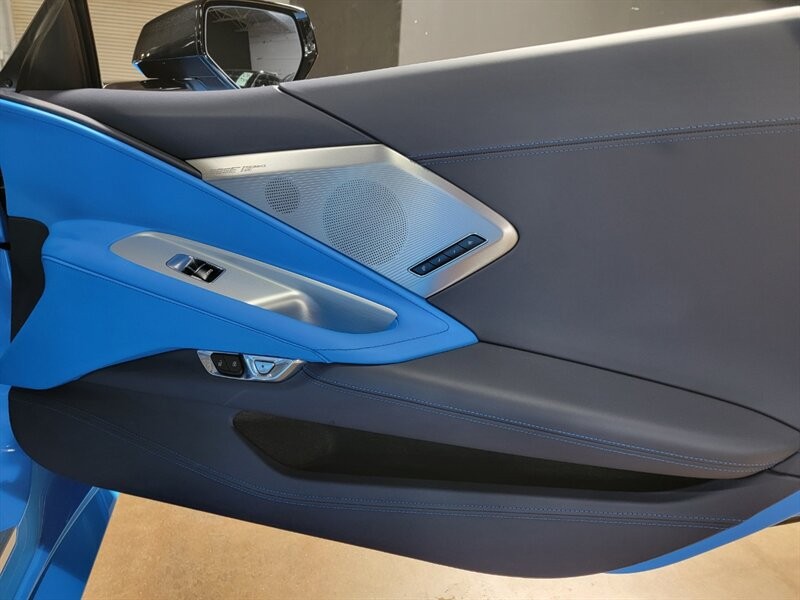 Chevrolet CORVETTE Stingray 3LT Vehicle Full-screen Gallery Image 28