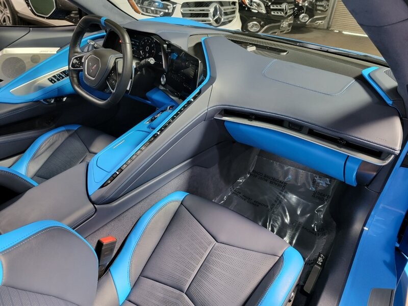 Chevrolet CORVETTE Stingray 3LT Vehicle Full-screen Gallery Image 29