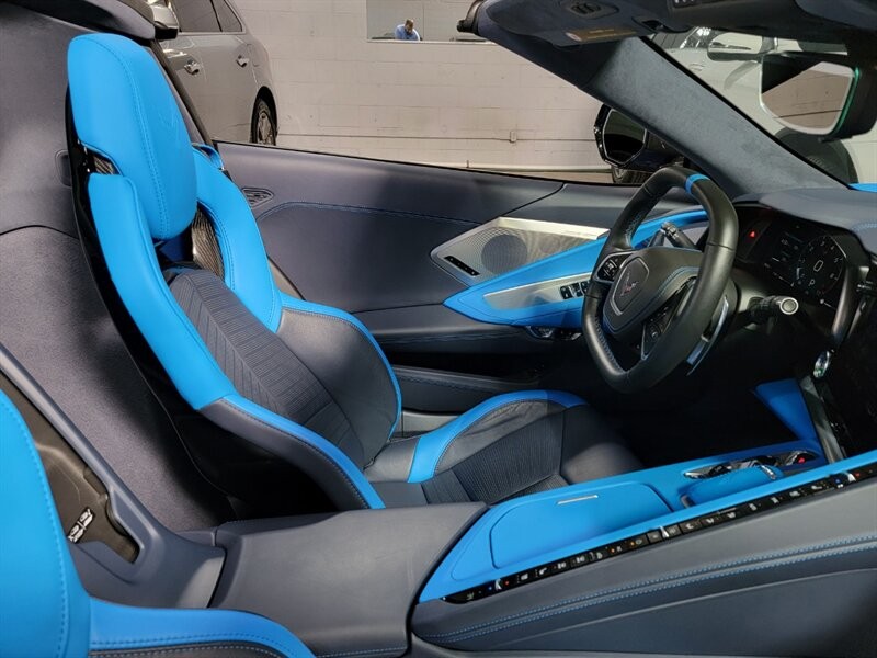 Chevrolet CORVETTE Stingray 3LT Vehicle Full-screen Gallery Image 30