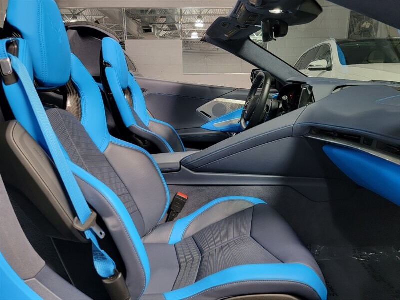 Chevrolet CORVETTE Stingray 3LT Vehicle Full-screen Gallery Image 31